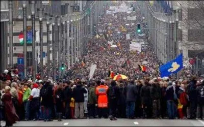 Suite à quelle affaire criminelle, une marche blanche avait-elle été organisée , à Bruxelles, en 1996 ?