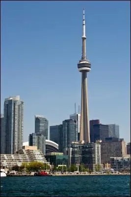 Dans quelle ville se trouve la CN Tower ?