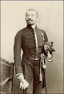 Né à Rochefort en 1850, cet écrivain est officier de marine et l'auteur de ''Aziyadé'' et ''Ramuntcho'', il décéde en 1923. Comment se nomme-t-il ?