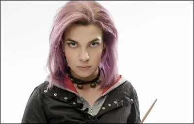 En quelle couleur Tonks change-t-elle ses cheveux au début ?