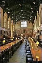 Voici la grande salle de Poudlard, magnifique, et ses tables gigantesques. Quelles assertions sont vraies sur ce lieu très fréquenté ?