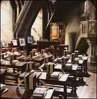 Et voici la salle de cours de Défense contre les forces du mal, qui a connu bien des professeurs. Quelles assertions sont vraies concernant ce lieu d'étude ?