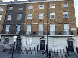 Nous voici dans la maison de maître du square grimmaurd, invisible aux yeux des moldus. Quelles assertions sont vraies concernant cette demeure ?