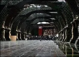 Voici un lieu important et emblêmatique de la saga, Le Ministère de la Magie, à Londres. Quelles assertions sont vraies concernant ce lieu de pouvoir ?