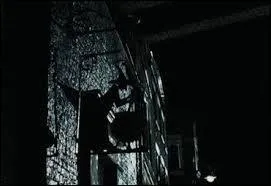 Voici la très connue Auberge du Chaudron baveur, qui sera le premier accès de Harry au monde de la magie. Quelles assertions sont vraies sur cette auberge ?