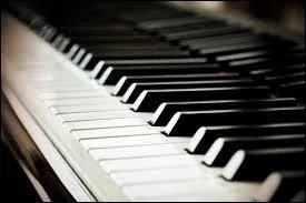 Combien de touches possède un piano classique (sauf exception) ?
