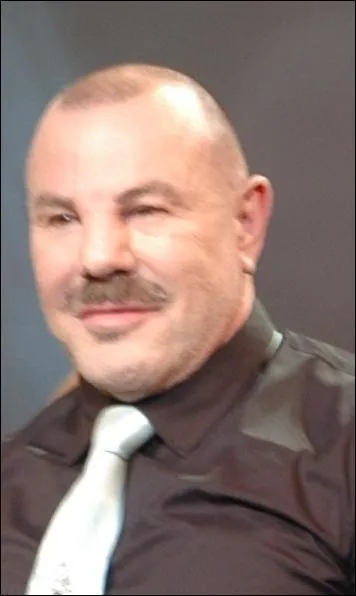 C'est un grand couturier français, créateur de vêtements et de parfums, ainsi que metteur en scène et photographe :