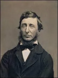 Poète et philosophe américain, il écrit le livre "La Désobéissance civile" qui est considéré comme à l'origine du concept contemporain de non-violence :