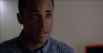 Dans la saison 4, comment s'appelle le meilleur ami du bêta de Scott ?