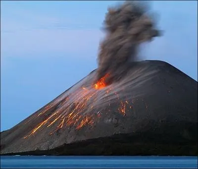 Géographie - Dans quelle mer l'île volcanique du Stromboli se situe-t-elle ?