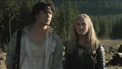 À la fin de la saison 2, que fait Clarke ?