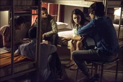 Au début de la saison 2, combien des 100 sont à Mount Weather ?