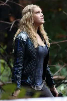 Quelle chaîne (productrice de "The 100") l'a repérée pour incarner Clarke Griffin ?