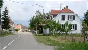 Nous entrons dans le village de Bantzenheim. Nous sommes en région ...