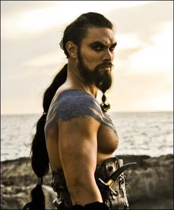Khal n'ayant jamais était vaincu en combat et époux de Daenerys, il s'agit de  :