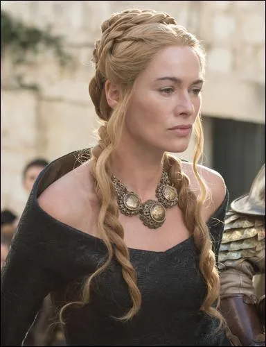 Fille du gouverneur de l'Ouest et épouse du roi, il s'agit de  :