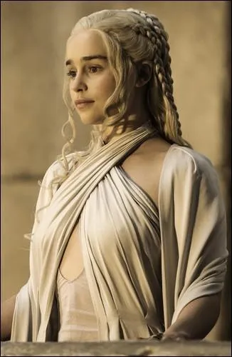 Héritière légitime des Sept Couronnes et 'Mère des Dragons', il s'agit de  :