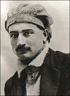 Né à Saint-Denis, sur l'île de La Réunion en 1888, il était lieutenant durant le conflit de 14-18. Il fut le premier à traverser la mer Méditerranée, il mourut 
dans un combat aérien au-dessus des Ardennes en 1918, il se nomme :