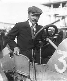 C'est à Paris qu'il vit le jour en 1877. Cet aviateur était aussi coureur automobile, concepteur et constructeur d'aéroplanes. Il est décédé en 1964, 
son nom est :