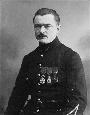Né en 1881 à La Plaine Saint-Denis, il remporte la course Paris-Madrid en 1911 et fut l'instructeur de Guynemer. Il meurt dans un accident en 1919, son nom est :