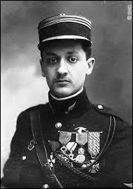 Né à Paris en 1894, ce capitaine de l'escadrille des Cigognes était ''une légende'' de son vivant. Il disparut au-dessus de la Belgique en 1917, son 
nom est :