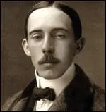 Né en 1873 au Brésil, ce pionnier fut le premier pilote à posséder les 3 brevets : avion, ballon et dirigeable. Il décéda en 1932, son nom est :