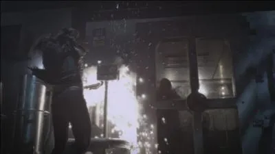 Quelles sont les deux personnes enfermées par -A dans un congélateur rempli de glaces, après l'épisode où justement Caleb s'était fait enfermer dans un four ?