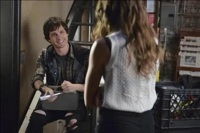 Dans l'épisode suivant, Jonny, le nouvel ami de Spencer qui vit dans la grange de ses parents crée une machine, laquelle ?