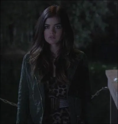 Pourquoi Aria commence-t-elle à se méfier de son petit frère ?