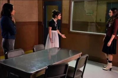 Dans l'épisode suivant, pourquoi Spencer, Emily et Aria rendent-elles visite à Alison et pourquoi Hanna n'est-elle pas avec elles ?