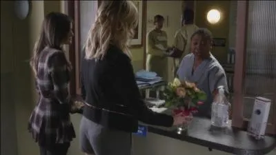 Pourquoi Hanna et Aria rendent-elles visite à Cyrus à l'hôpital et que vont-elles apprendre sur -A ?