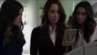 Que trouvent les Liars chez Mona et où le trouvent-elles ?