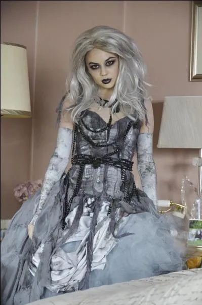 Qui va avoir des hallucinations ou des souvenirs avec Mona lors de cet épisode ?