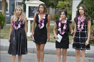 Lors du premier épisode de cette seconde partie, à l'enterrement de quelle personne se rendent les Liars ?