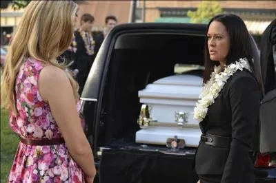 Qui se fait gifler pendant la cérémonie ?