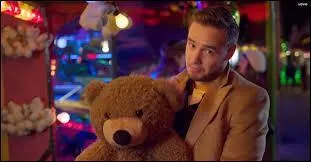 Que tient Liam dans ses mains au début du couplet ?