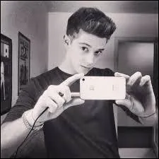 En mars 2015, Ruggero Pasquarelli sort avec...