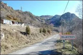 Nous entrons à Majastres. Peuplé de seulement 2 habitants, ce village pacaïen se situe dans le département ...