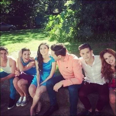 Germán parle à Violetta de ce dont il a pu se rendre compte et Violetta, fière de lui, lui donne un objet qui est :