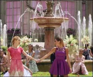 Après la fin du spectacle, les élèves font tout pour que Germán & Angie soient ensemble sur la scène. Que demande Germán à Angie ?