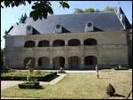 D'époque Renaissance, le château de Dampierre-sur-Boutonne est célèbre pour sa galerie "ésotérique". Où est situé ce château dont les caissons du plafond ont été sculptés entre 1545 et 1550 ?
