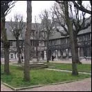 Dans quelle ville est situé l'aître de Saint-Maclou, ancien cimetière créé pendant la Grande Peste noire de 1348, abritant aujourd'hui l'école des beaux-arts ?