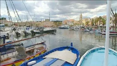 Qui a peint cette petite ville par un ciel d'orage ?