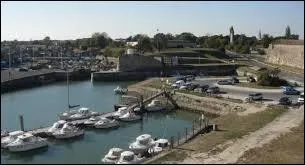 Nous partons à la découverte du Château-d'Oléron. Important port ostréicole picto-charentais situé au sud de l'île d'Oléron, cette ville fortifiée par Vauban se trouve dans le département ...