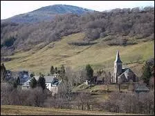 Le village Cantalien du Claux se trouve en région ...