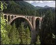 Ce viaduc en maçonnerie d'une portée de 55 m et de 88 m de hauteur, a été
construit en 1909 sur la Landwasser. Dans quelle ville ?