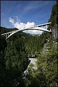 Ce pont en arc béton de 132 m sur la Salgina a été construit en 1930, c'est le plus grand arc en caisson à 3 articulations, portée : 90 m. Comment se nomme-t-il ?