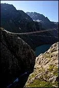 Ce pont suspendu en acier a une portée de 170 m sur la Triftsee, il a été construit en 2009 à Gadmen. Comment se nomme-t-il ?