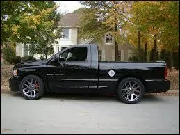 Quelle est la taille des pneus pour le RAM SRT-10 ?