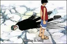 Avec quelle attaque Luffy a-t-il assommé Kuro ?